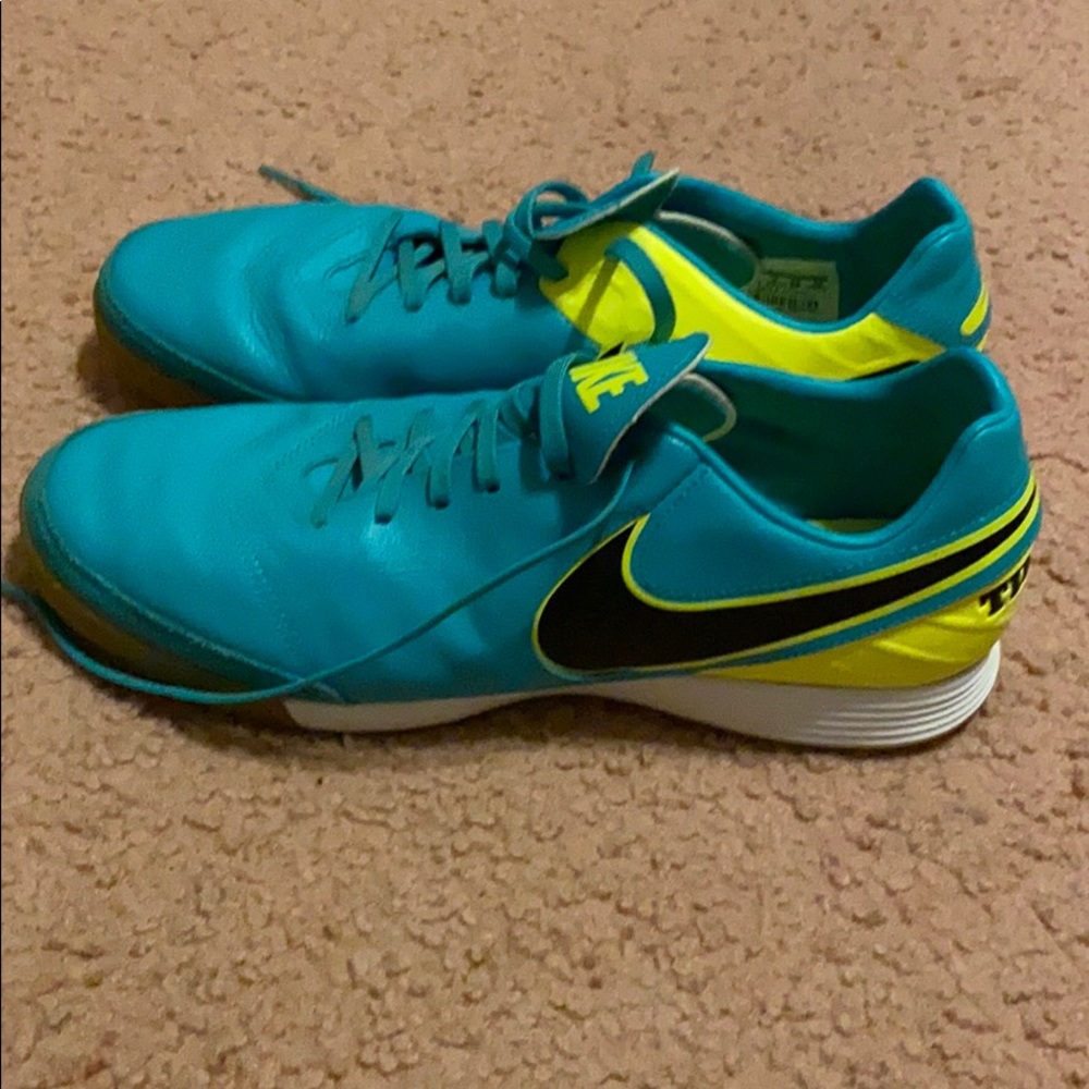 Indoor soccer shoes